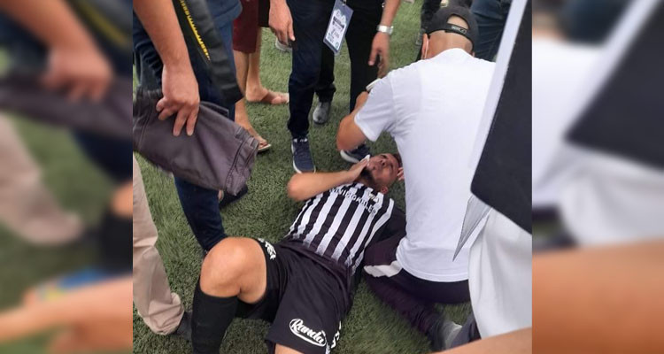 إصابة لاعب النادي الصفاقسي محمد علي منصر بشمروخ عل مستوى الوجه 