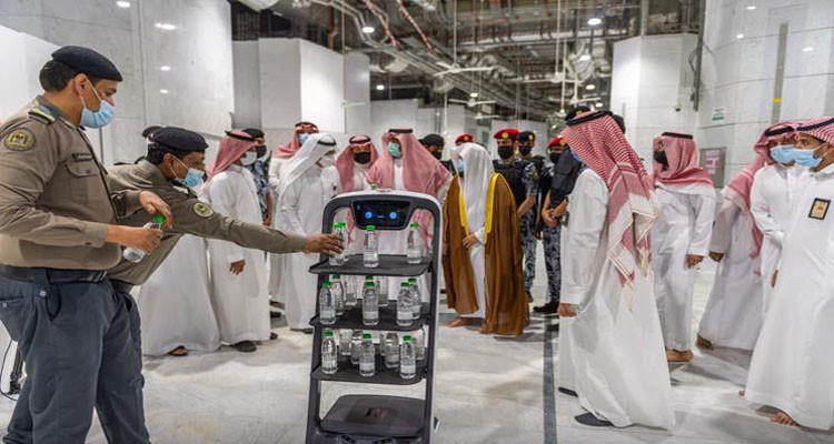 السعودية تستعين بـ''الروبوت الذكي'' لتوزيع مياه زمزم على الحجاج 