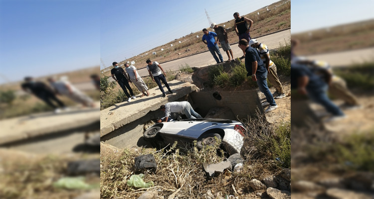 سقوط سيارة تابعة لإحدى الوزارات داخل حفرة 
