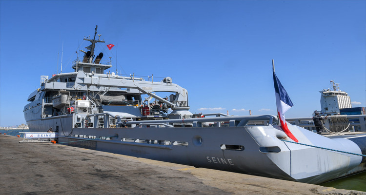 تونس تستقبل باخرة فرنسية عسكرية بها شحنة من الاوكسيجين 