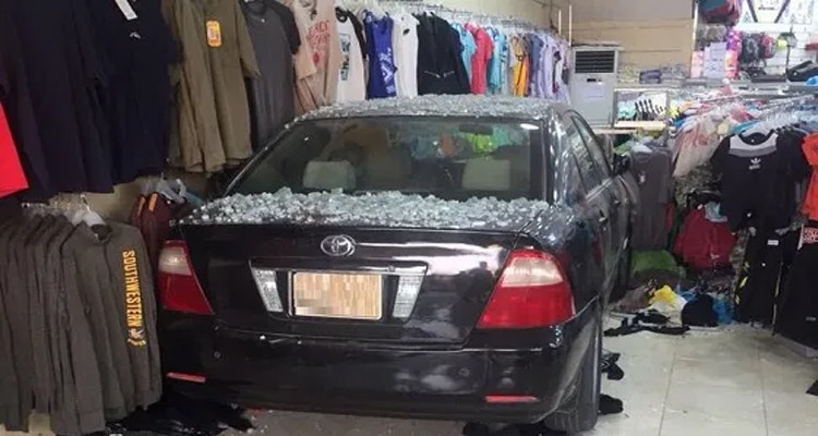 أثناء تعلمها للقيادة: تقتحم محلا تجاريا بسيارتها(فيديو)