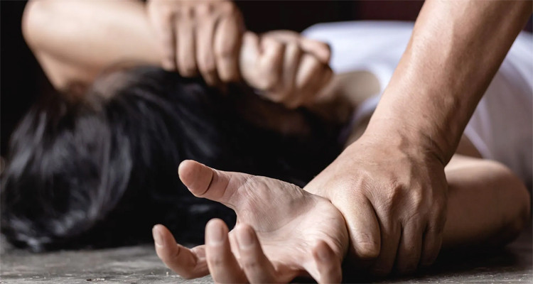 يحوّلان وجهة امرأة إلى حضيرة بناء ليعنفاها ويعتديا عليها بفعل الفاحشة 