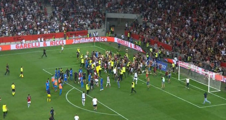 جماهير نيس تجتاح الميدان وتتسبب في إيقاف مباراة فريقها (فيديو) 