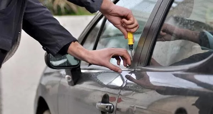 حديث الخروج من السجن  يسطو على 10 آلاف دينار من سيارة مواطن 