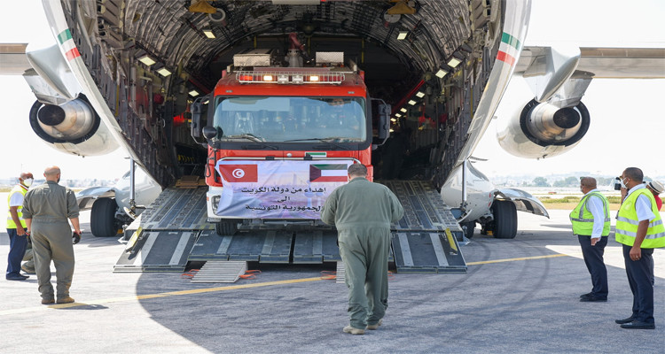 الكويت تمنح تونس شاحنات إطفاء ومعدات لفائدة الحماية المدنية 