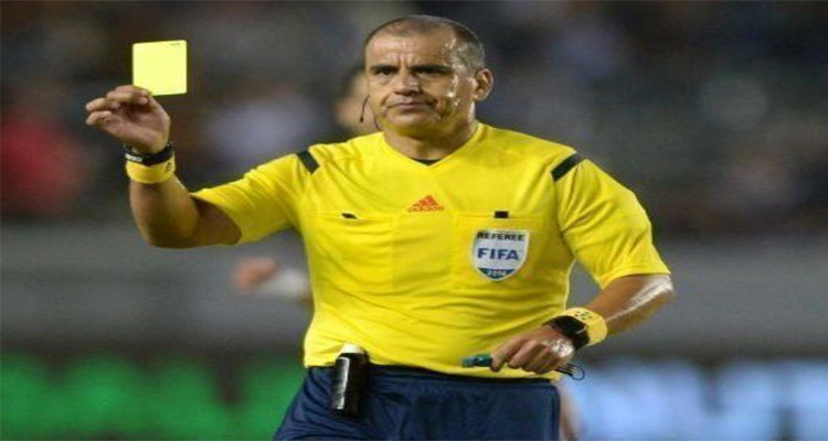 حكم يشهر البطاقة الصفراء نحو الجماهير (فيديو) 