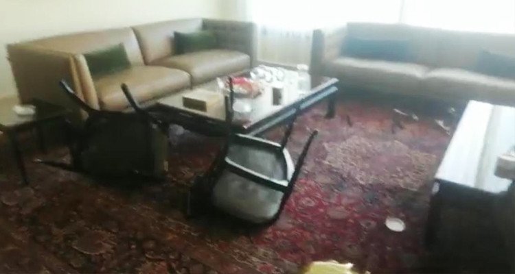 محتجون يقتحمون فيلا نائب بالبرلمان اللبناني ويعبثون بمحتوياتها(فيديو)