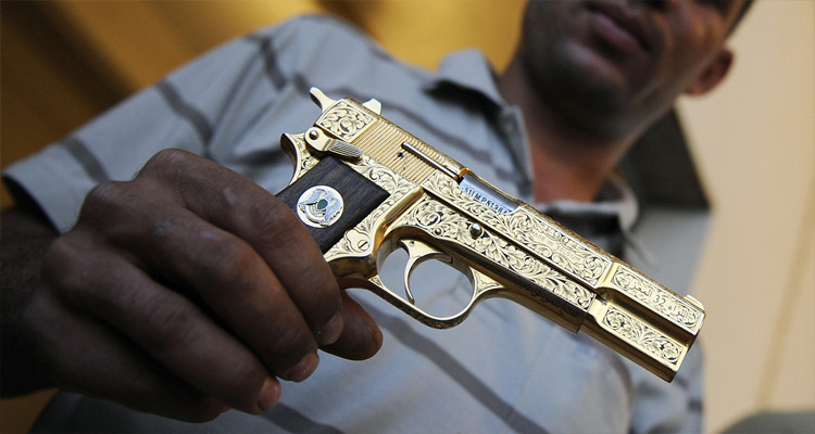 حكم يستعين بمسدس ناري لإبعاد المحتجين من حوله (فيديو) 