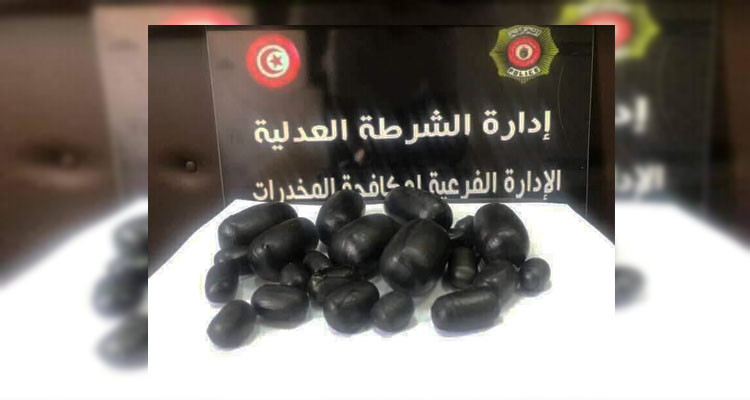 الإيقاع بنفر حاول تهريب 24 كبسولة مخدر هيروين داخل أمعائه 