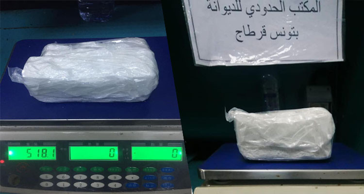 القبض على مسافر أجنبي يتحوز على اكثر من رطل من مخدر الكوكايين 