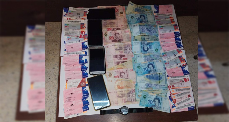 القبض على نفر استولى على أجهزة هواتف وأموال وساعة ذكية من داخل أحد المنازل 
