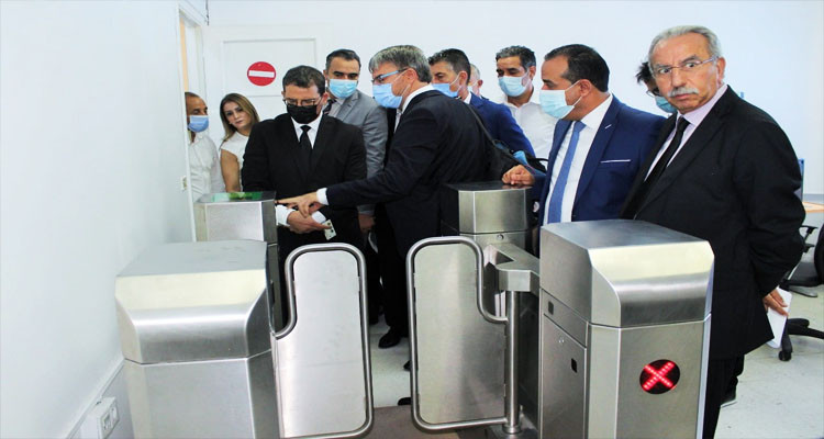 وزير النقل يشرف على تجربة أولية للحواجز الالكترونية الخاصة بمراقبة التذاكر