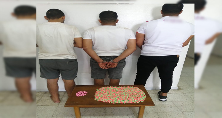 القبض على ثلاثة أنفار  يتحوزون على كمية من الحبوب المخدرة بقيمة 250 ألف دينار
