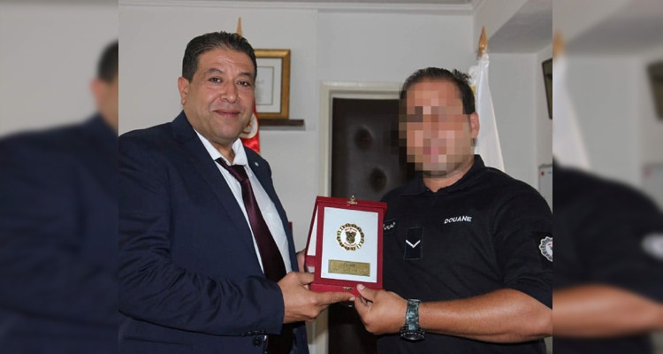 مدير الديوانة يكرّم عونا تعرض للاعتداء من قبل بعض المهربين 