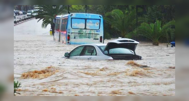 فقدان شاب ووفاة آخر بعد أن جرفت السيول سيارتهما 
