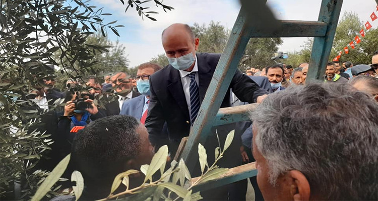 وزير الفلاحة يعطي شارة انطلاق موسم جني الزيتون بصفاقس 