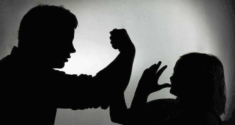 تصدت لتحرش بائع الفواكه الجافة فأشبعها ضربا مبرحا