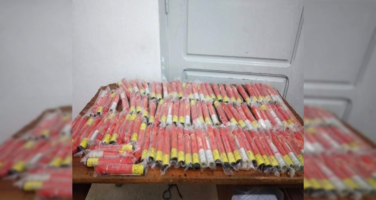 القبض على بائع للألعاب النارية والشماريخ خلسة 