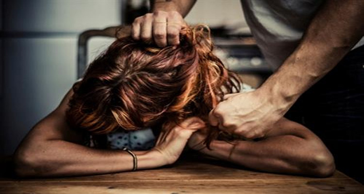 سوسة: يعنف نديمه ويعتدي جنسيا على زوجته في أعقاب جلسة خمرية 