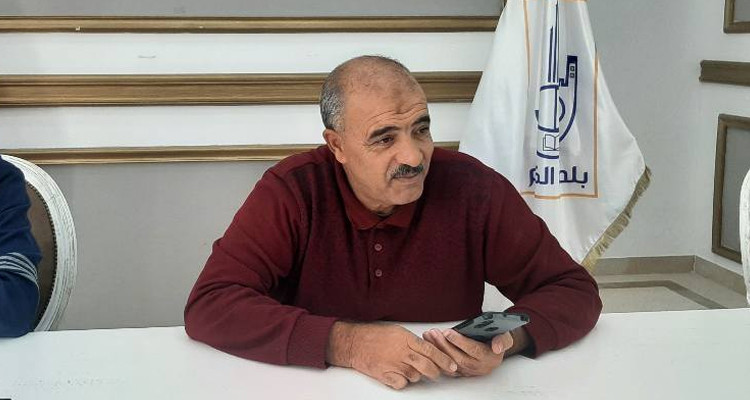 محتجون يطردون فتحي العيوني من داخل قاعات الاجتماعات ببلدية الكرم