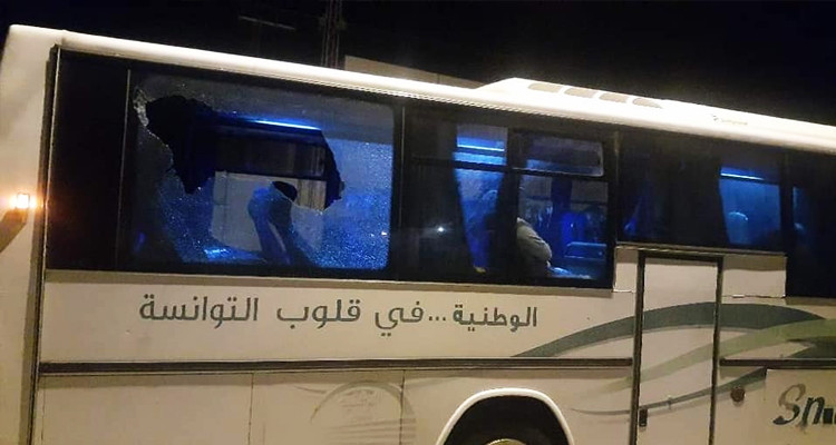 حافلة النقل بين المدن رشق بالحجارة