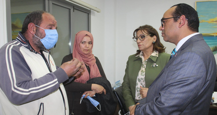 وزير الشؤون الدينية يعود المؤذن ضحية عملية الطعن للاطمئنان على صحته 