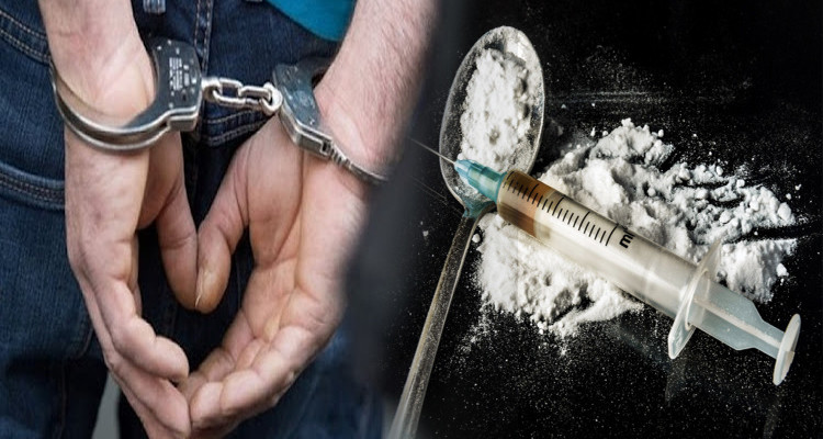 القبض على شابين وفتاة يروجون الحبوب المخدرة والهيروين 