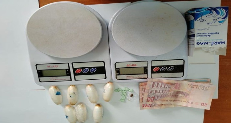 القبض على نفرين بحوزتهما كمية من المخدرات كانا يعتزمان ترويجها 