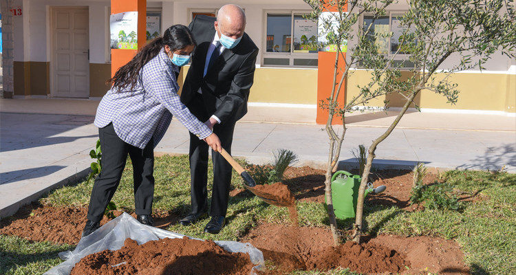 رئيس الدولة يرزع شجرة بساحة معهد ابن رشيق بالزهراء 
