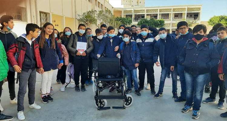 تلاميذ اعدادية علي البلهوان صفاقس يهدون كرسيا متحركا