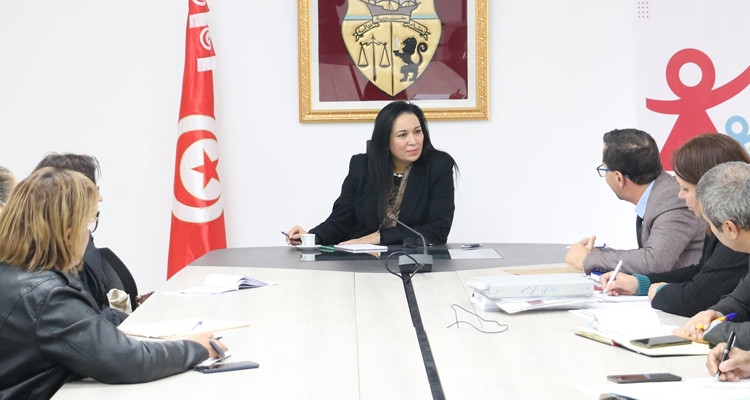 وزارة المرأة تتكفل بأبناء سيدة فقدت بصرها بعد تعرضها للتعنيف من قبل زوجها