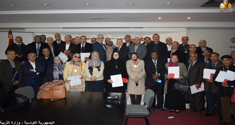 وزير التربية يكرّم مدراء المدارس الابتدائية المحالين على  شرف المهنة 