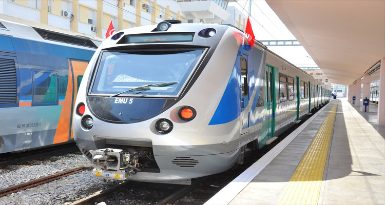 وزارة النقل تتفق مع الطرف النقابي على الاستئناف الفوري لحركة القطارات 
