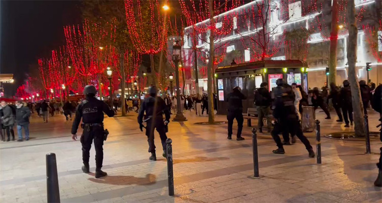 الشرطة الفرنسية تستعمل بكثافة الغاز ضد جماهير المنتخب الجزائري  