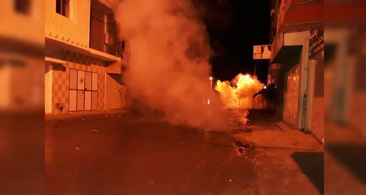 مراهقون يرشقون قوات الأمن بالحجارة والأخيرة ترد بعبوات الغاز المسيل للدموع