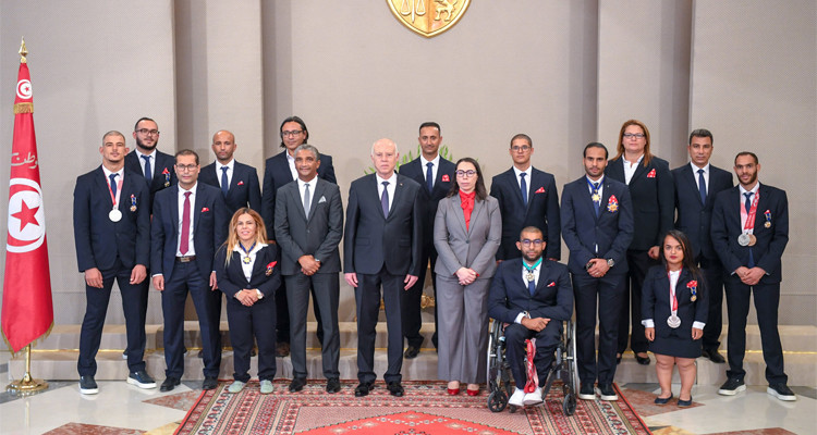 رئيس الدولة يكرّم عددا من الرياضيين