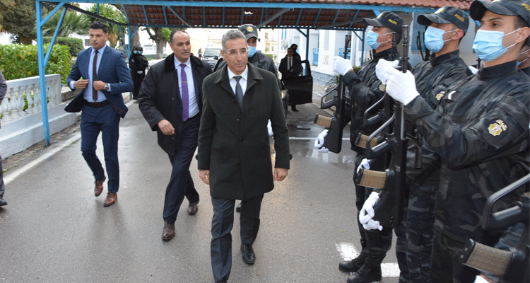 وزير الداخلية يلتقي أعوان وإطارات ثكنة الشهيد جمال الدين العقربي ببوشوشة 