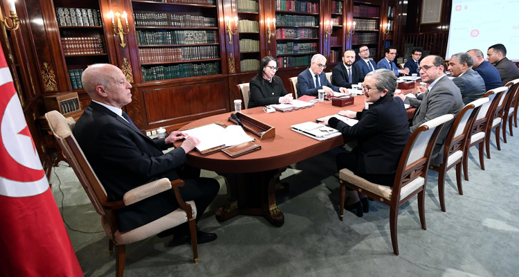 رئيس الدولة يشرف على  الاجتماع المخصص للاستفتاء الشعبي