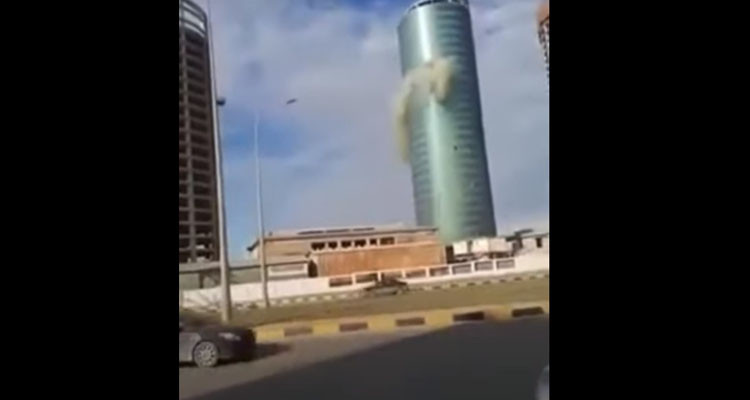 ليبيا: رافعة بناء تهوي على أحد الأبراج وتحدث بواجهته أضرارا جسيمة (فيديو) 