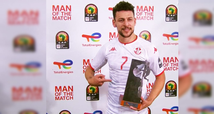 يوسف المساكني يتوج بجائزة أفضل لاعب في مباراة المنتخبين التونسي والنيجيري 