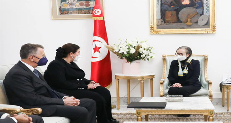 رئيسة الحكومة تستقبل صاحبة مؤسسة ألمانية رائدة في تصنيع الجبس 