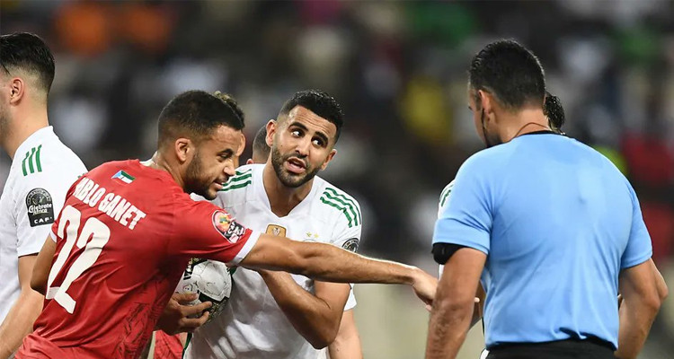 الصحافة الجزائرية تتحدث عن تعطل ''الفار'' في مباراة غينيا الاستوائية 