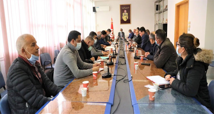 وزير الرياضة يتباحث مع مسؤولي فرق الرابطة الأولى ملف ديون الضمان الاجتماعي 