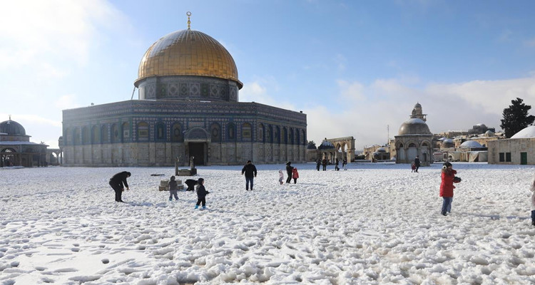 المسجد الأقصى يكتسي حلة بيضاء 