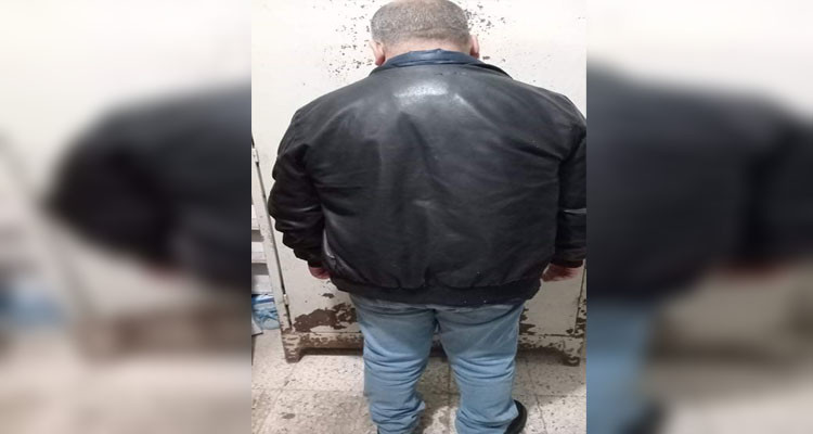 ينتحل صفة أمني ويوهم ضحيته بأنه قادر على حذف اسمه من سجلات المفتش عنهم