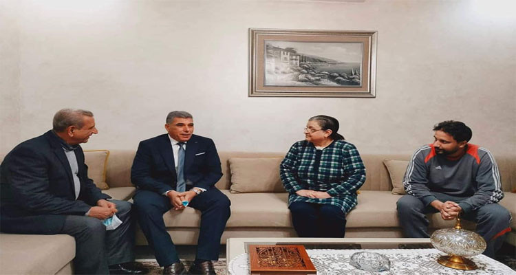 والي صفاقس يعود عائلة المرحوم حمادي العقربي 