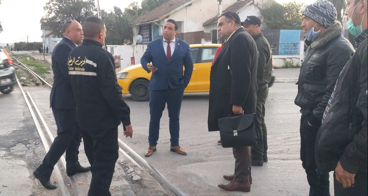 والي بن عروس يعاين وضعية السكة الحديدية بعد جنوح قطار عن مساره 