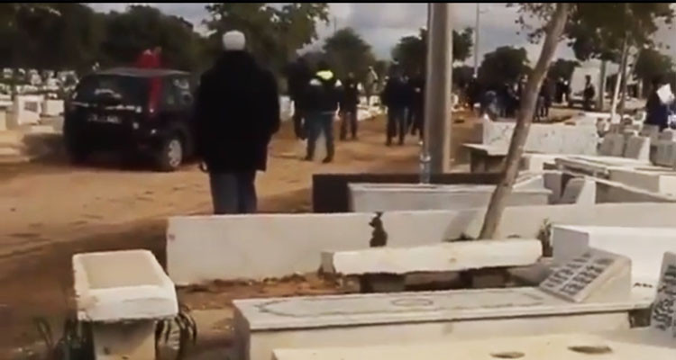 موكب دفن يتحول إلى معركة وتراشق بالحجارة (فيديو)  