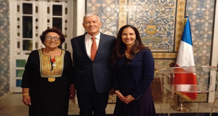 السفير الفرنسي يمنح بشرى الحاج حميدة وسام فارس فيلق الشرف 