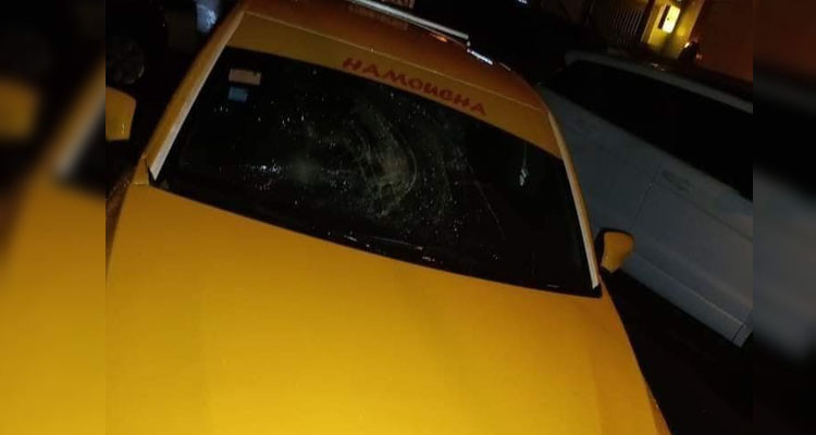 فشل في افتكاك سيارة تاكسي فاعتدى على سائقها ورشقها بالحجارة